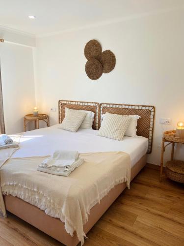 a bedroom with a large bed with white sheets at Barranco da Fonte in Chabouco