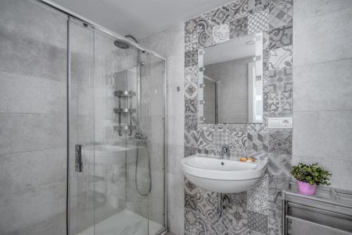 Premium Beachfront Stay in La Carihuela 2