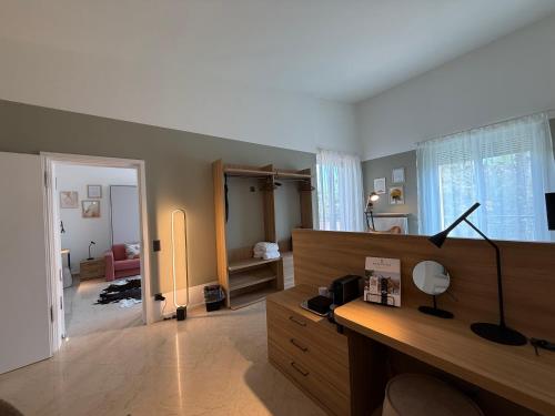 a room with a desk and a room with a bedroom at Appartamento Centovalli e Verzasca in Minusio