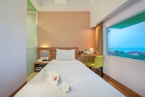 Кровать или кровати в номере Whiz Prime Hotel Balikpapan