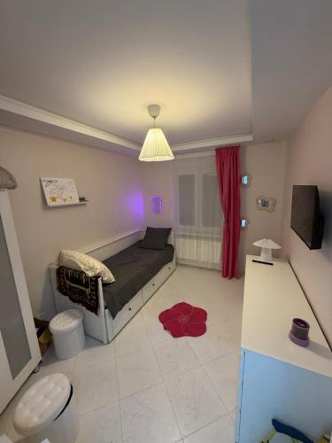 a living room with a couch and a television at Escapade urbaine moderne in Sétif