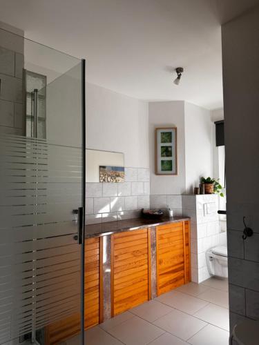a bathroom with a sink and a shower at Ferienwohnung am Auensee in Leipzig