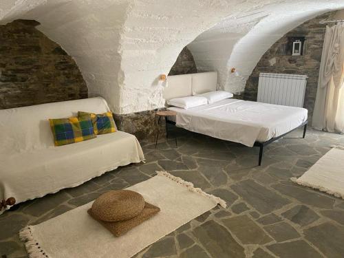 a bedroom with two beds and a hat on the floor at La Antica Torre in Sasseta
