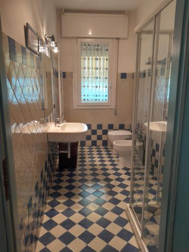 a bathroom with two sinks and a shower and a toilet at Casa Cristina in Ospedaletto Euganeo