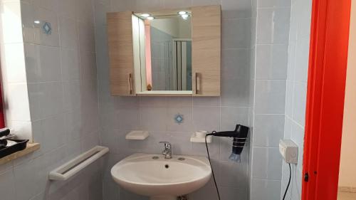 a bathroom with a sink and a mirror at Effegi Casa Vacanze in Mandatoriccio Marina