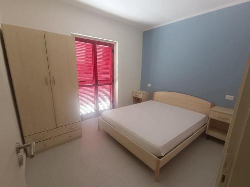 a small bedroom with a bed and a window at Effegi Casa Vacanze in Mandatoriccio Marina