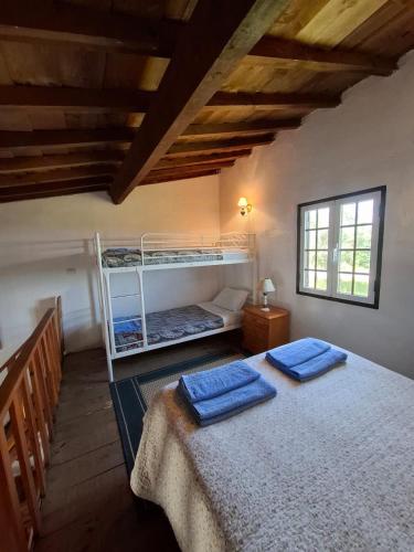 a bedroom with two bunk beds and a window at Cabana do Compadre in Vila Nova da Baronia