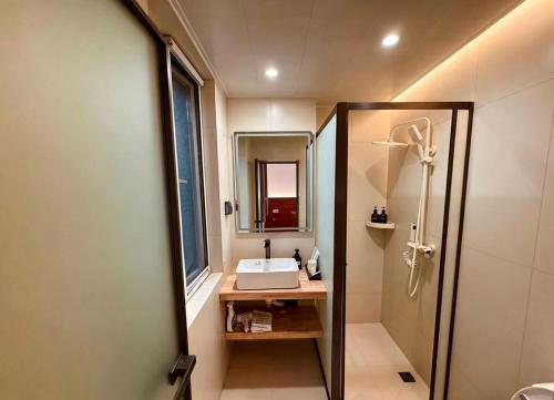 Bilik mandi di pine house