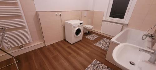 a bathroom with a washing machine and a sink at Monterunterkunft Revant WE 2 in Arnstadt