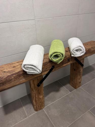 two towels sitting on a wooden bench in a bathroom at Rittertal-Altholzseeblick in Altmünster
