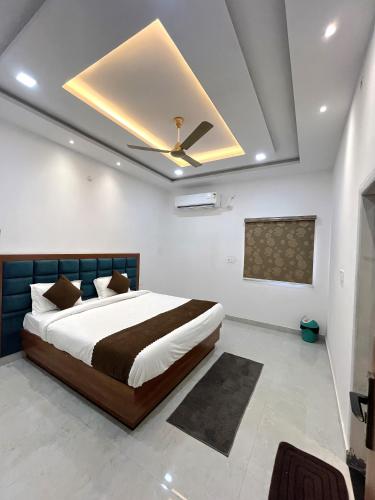 a bedroom with a bed and a ceiling fan at Hotel Girraj Inn in Vrindāvan