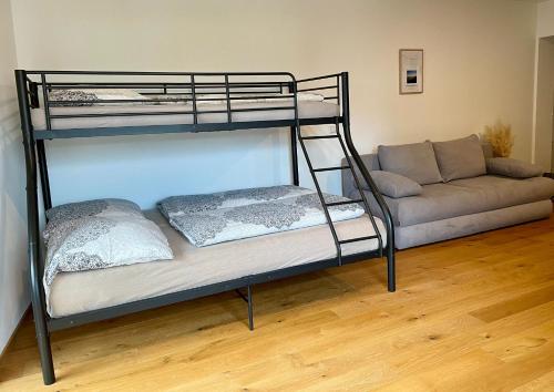 a bunk bed with a couch in a room at Rittertal-Altholzseeblick in Altmünster
