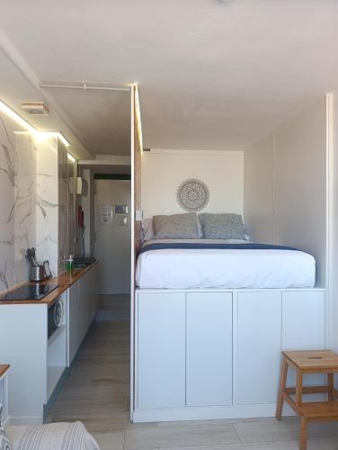 a bedroom with a bed on top of a cabinet at "El Rincón de Sevilla 3" A 9 min en metro del centro de Sevilla in San Juan de Aznalfarache