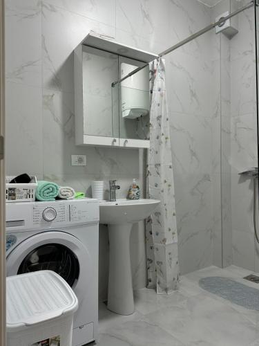 a bathroom with a washing machine and a sink at Laki in Donji Štoj