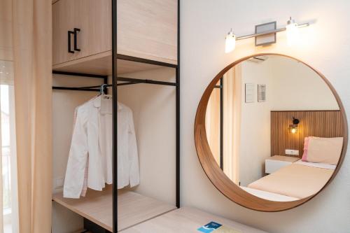 ein Ankleidezimmer mit Spiegel und Bett in der Unterkunft Stratos Hotel in Afytos