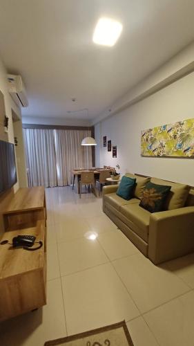 a living room with a couch and a table at Flat Aconchegante - Park Veredas 417 in Rio Quente