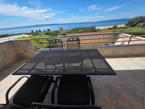 Apartment with swimming pool