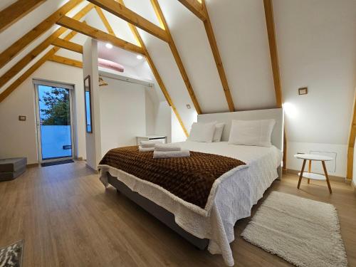 a bedroom with a large bed in a attic at Celeiro do Avô in Santana