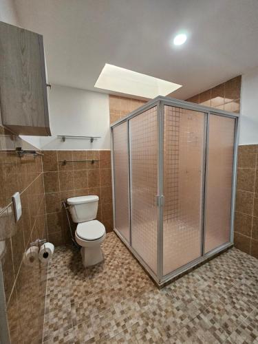 a bathroom with a toilet and a shower stall at Sensity Home Habitación 5 A Cómoda y calida con baño compartido in Tehuacán