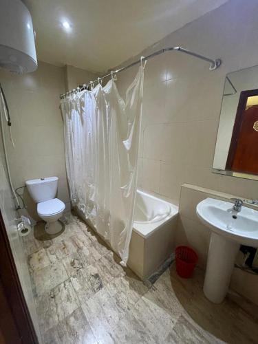 a bathroom with a toilet and a tub and a sink at SINGAPOUR MAROC in Casablanca