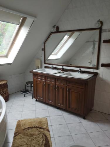 a bathroom with a sink and a large mirror at Villa Panorama in Biatorbágy
