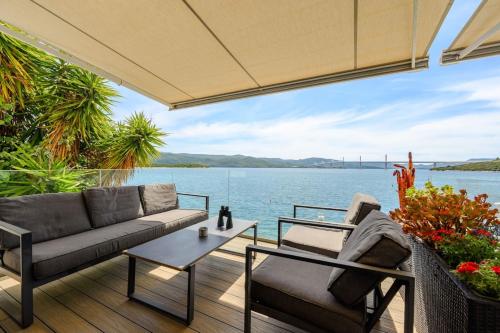 Seafront Villa Why Not