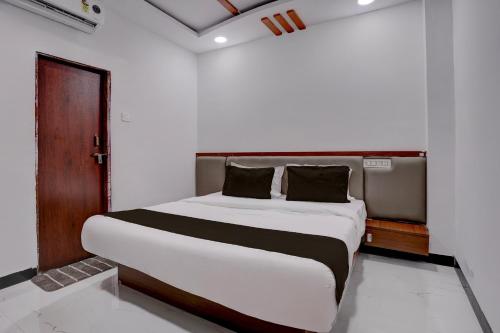 a bedroom with a large white bed in a room at Hotel O Shree Lodging in Aurangabad