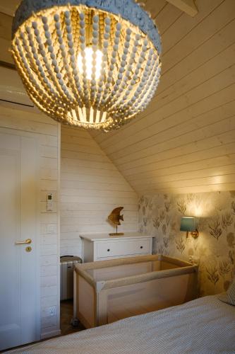 a large chandelier hanging from the ceiling of a bedroom at ORO Baltic in Pobierowo