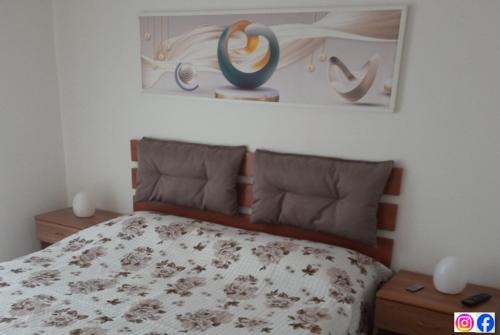 a bedroom with a bed and a painting on the wall at Dolce Relax - Sottomarina in Sottomarina