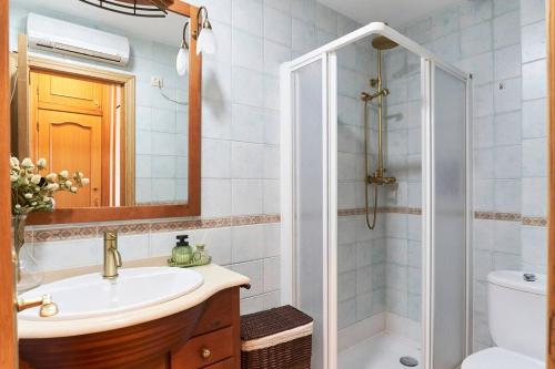 a bathroom with a sink and a shower at ESTRELLA del GUADALQUIVIR in Arroyo Frio