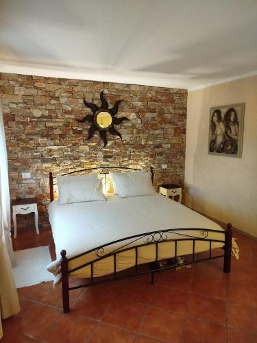 a bedroom with a large bed with a brick wall at Studio Lanisa in Kanal
