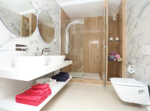 a bathroom with a sink and a shower at Olivia Holidayhouse Maspalomas in Maspalomas