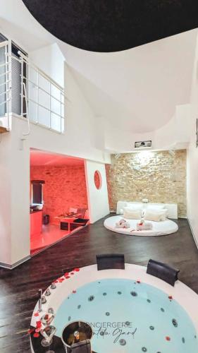 a large living room with a large tub in the middle at Loft Deliciae in Remoulins