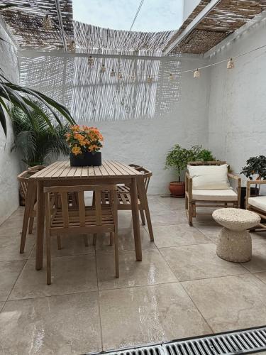 a patio with a wooden table and chairs and plants at Casa Natali 1 in Fuengirola
