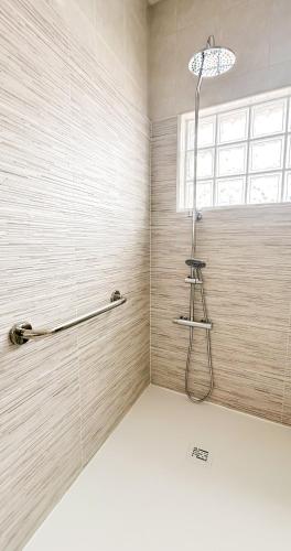 a shower in a bathroom with a window at Pátio Privado com Churrasqueira by Férias em Figueira in Figueira da Foz