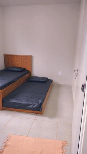 a bedroom with two bunk beds in a room at Casa Aconchegante S8km do parque do peão in Barretos
