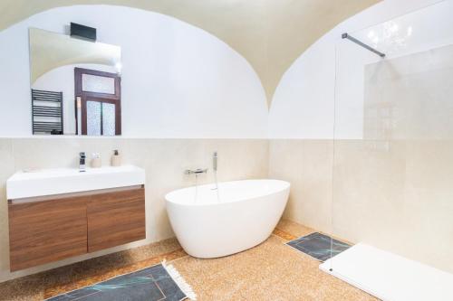 ein Badezimmer mit einer weißen Badewanne und einem Waschbecken in der Unterkunft Ellie in Imperia