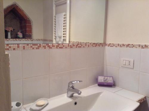 a bathroom with a sink and a mirror at Casa Vacanze Il Glicine in Laterina