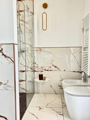 a bathroom with a toilet and a glass shower at Camera da letto in Angolo di Pace in Grugliasco