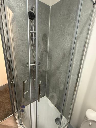 eine Dusche mit Glastür im Badezimmer in der Unterkunft PLUS Properties Dike 1 in Stoke on Trent