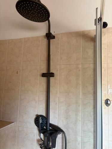 a shower with a black shower head in a bathroom at tud dret in Santa Maria