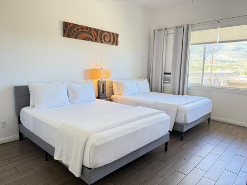 two beds in a room with a window at Unit 14 Waena Inn - Maui Private Suite in Wailuku