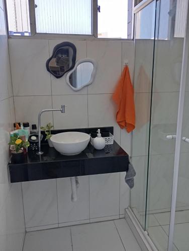 a bathroom with a sink and a glass shower at Espaço Jeito de Casa Hospedagem em Quarto Compartilhado in Recife