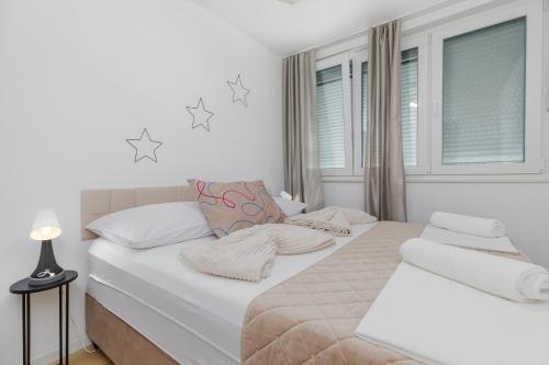 Apartments with parking space Makarska - 25278