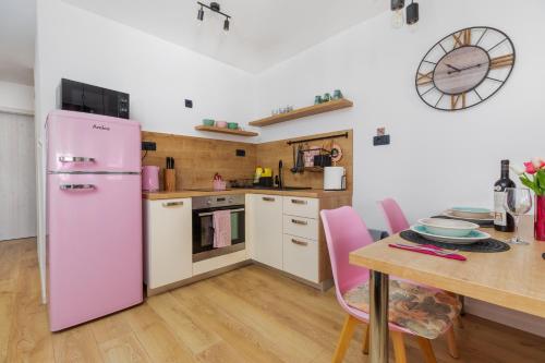Apartments with parking space Makarska - 25278