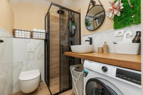 Apartments with parking space Makarska - 25278