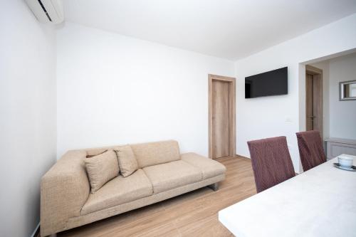 Apartments with parking space Zadar - 25505