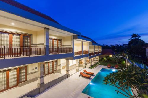 Bazén v ubytování Kubu Petitenget Suite Seminyak nebo v jeho okolí