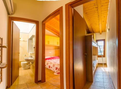 Habitación con baño con cama y lavabo. en Residence Borgo Stella Marina, en Bibione