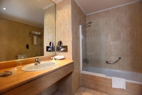 Bathroom sa Bayview Hotel Beirut
